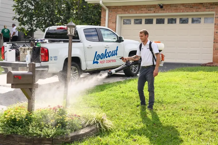 Lookout Pest Control technician using a fogger to get rid of mosquitos in Georgia, Tennessee, Alabama, Kentucky, North Carolina and South Carolina